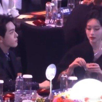 曾舜晞给孟子义撕开零食哈哈哈，我们孟姐怎么这么可爱呀，有一种很单纯的感觉 