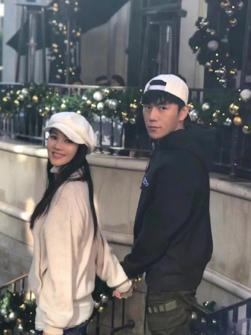 地震了伊能静抱着女儿和狗跑了 秦昊：地震了你跑了？伊能静：跑了我抱了女儿和狗。秦