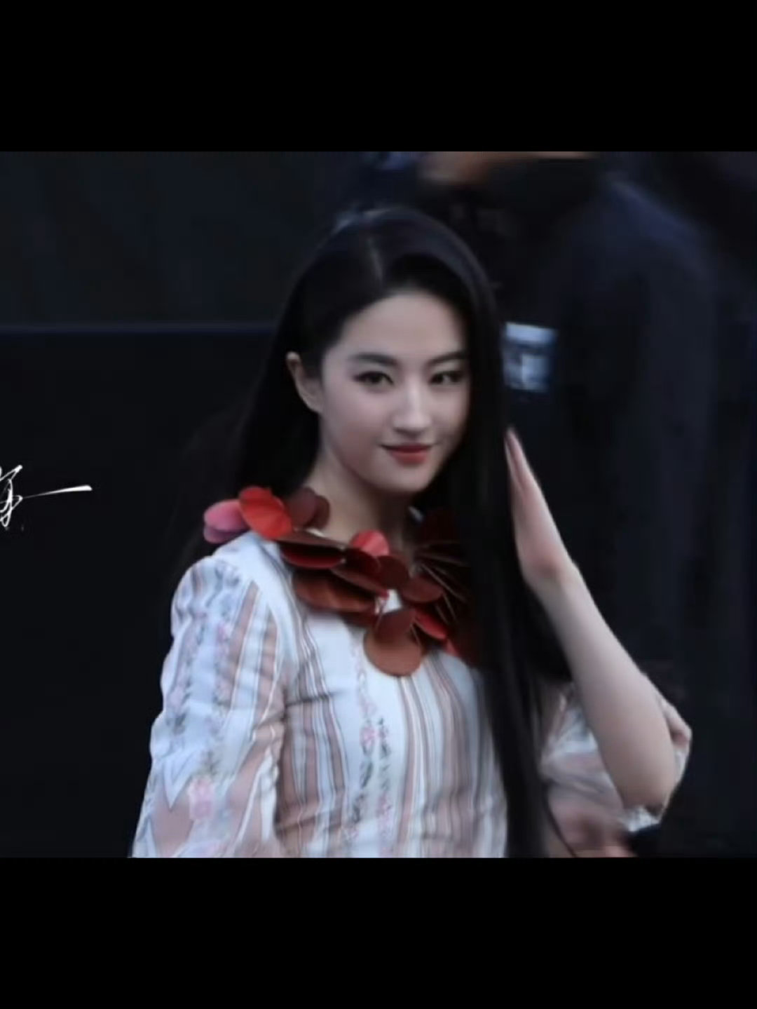 刘亦菲摸头发刘亦菲摸头发这一下刘亦菲看秀造型，谁懂刘亦菲摸头发这一下！有种妖冶的