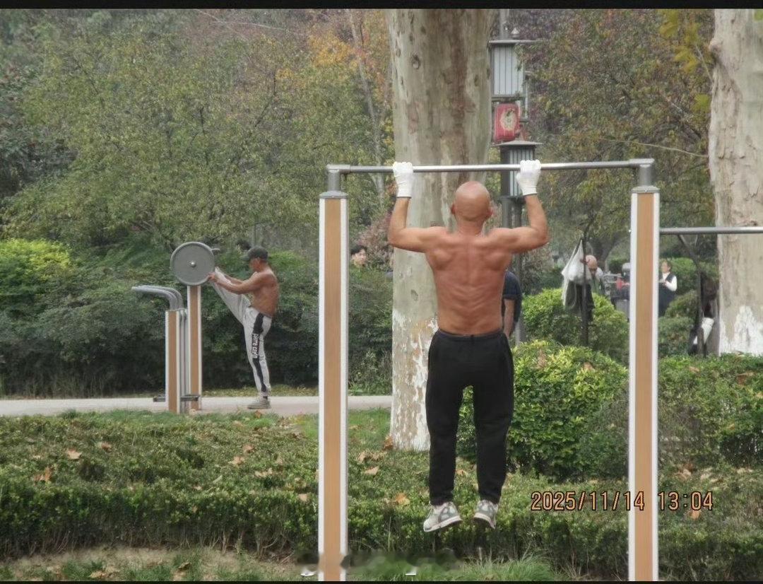 建议年轻人少去公园容易伤自尊该说不说！有些老年人的身体素质真的很得好那个肌肉线条