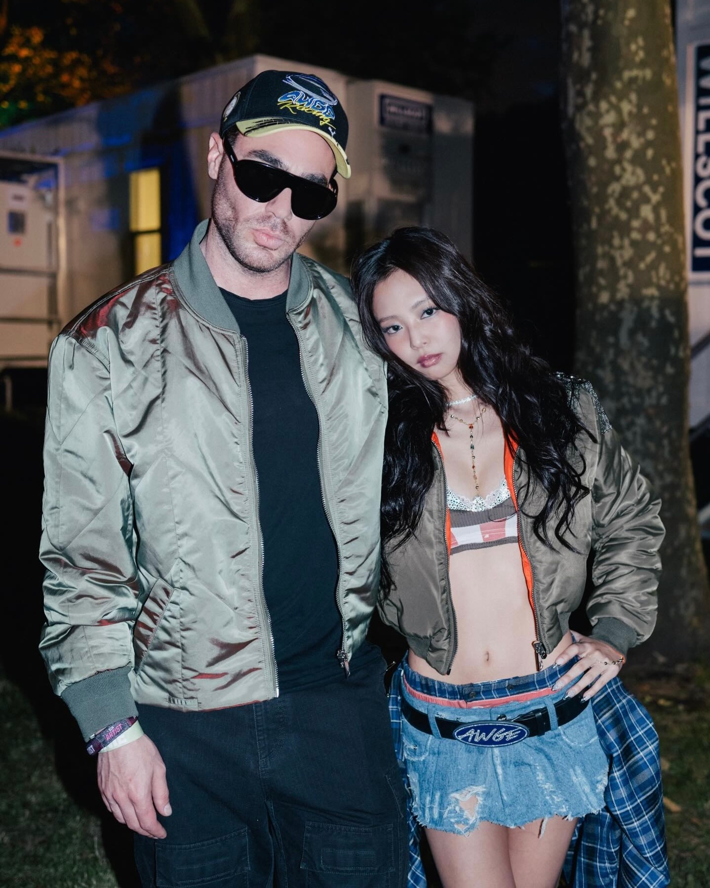 Jennie纽约GovBall音乐节后台合照 