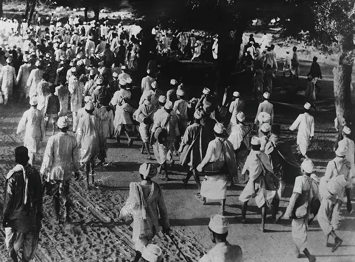 印度圣雄甘地为了锻炼自己禁欲的忍耐力，和自己的孙女、侄媳妇同床共枕，结果每一次都