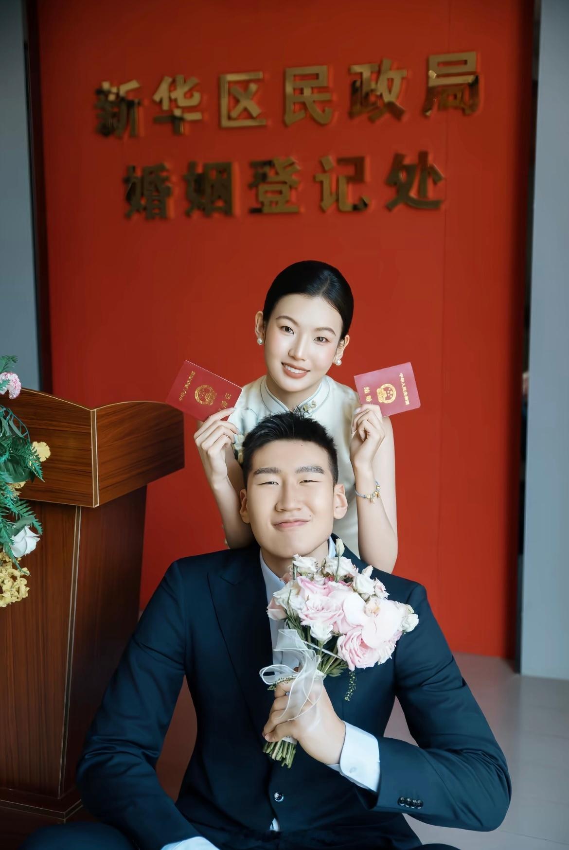 “那个独行的孩子 有家了”看到巴特领证结婚，莫名感动曾经那个年纪小小 过年都只能