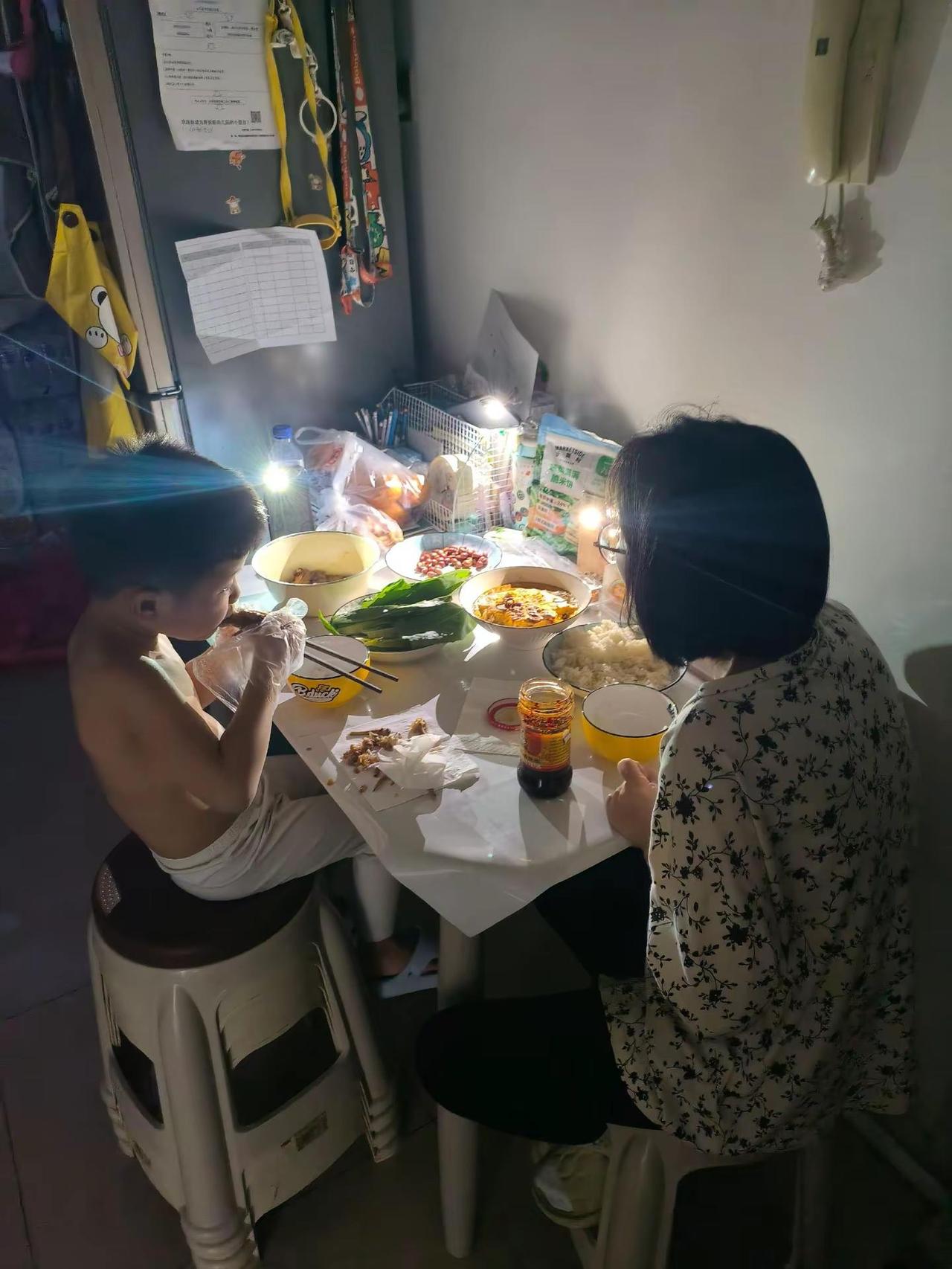 好久没有这种感觉了，小时候点蜡烛吃饭