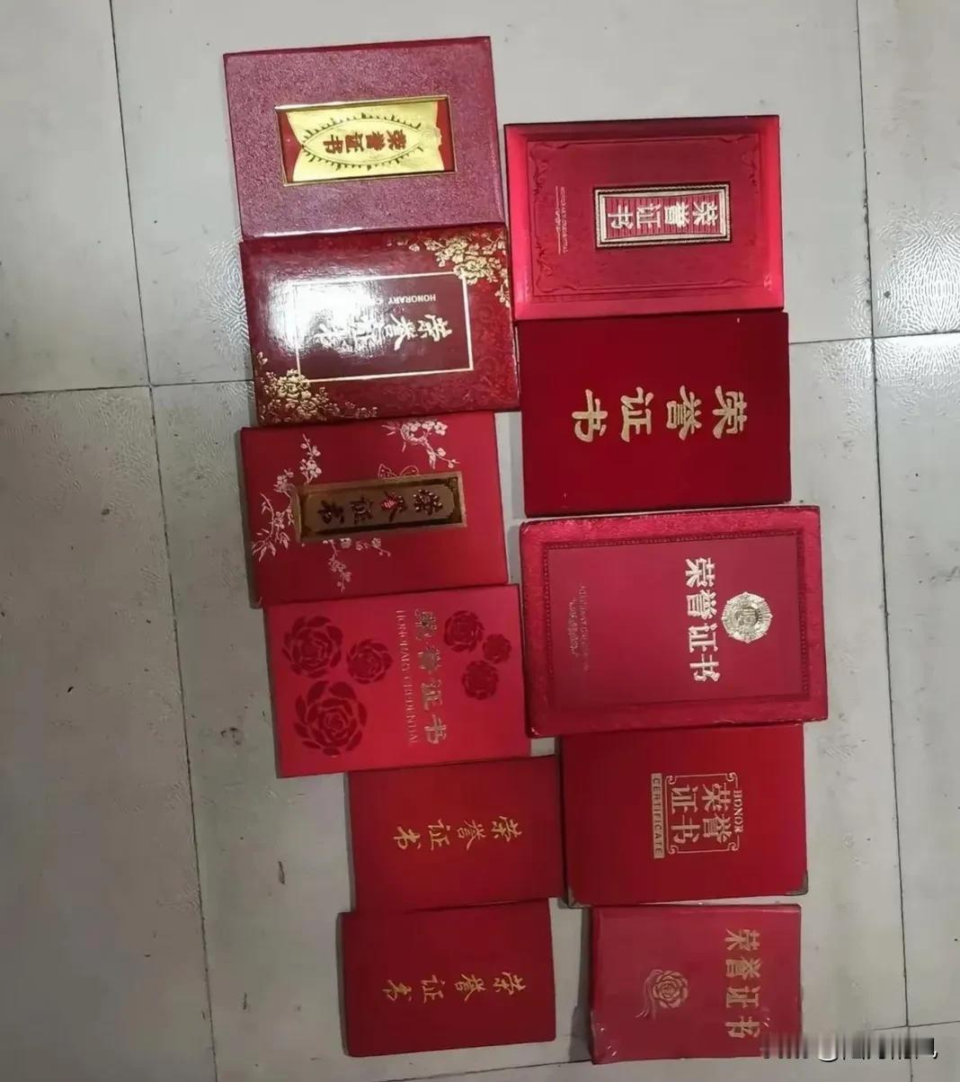 邻里小区传来一位老人安详离世的消息，其家属在整理遗物时，将一些承载着往昔记忆的物