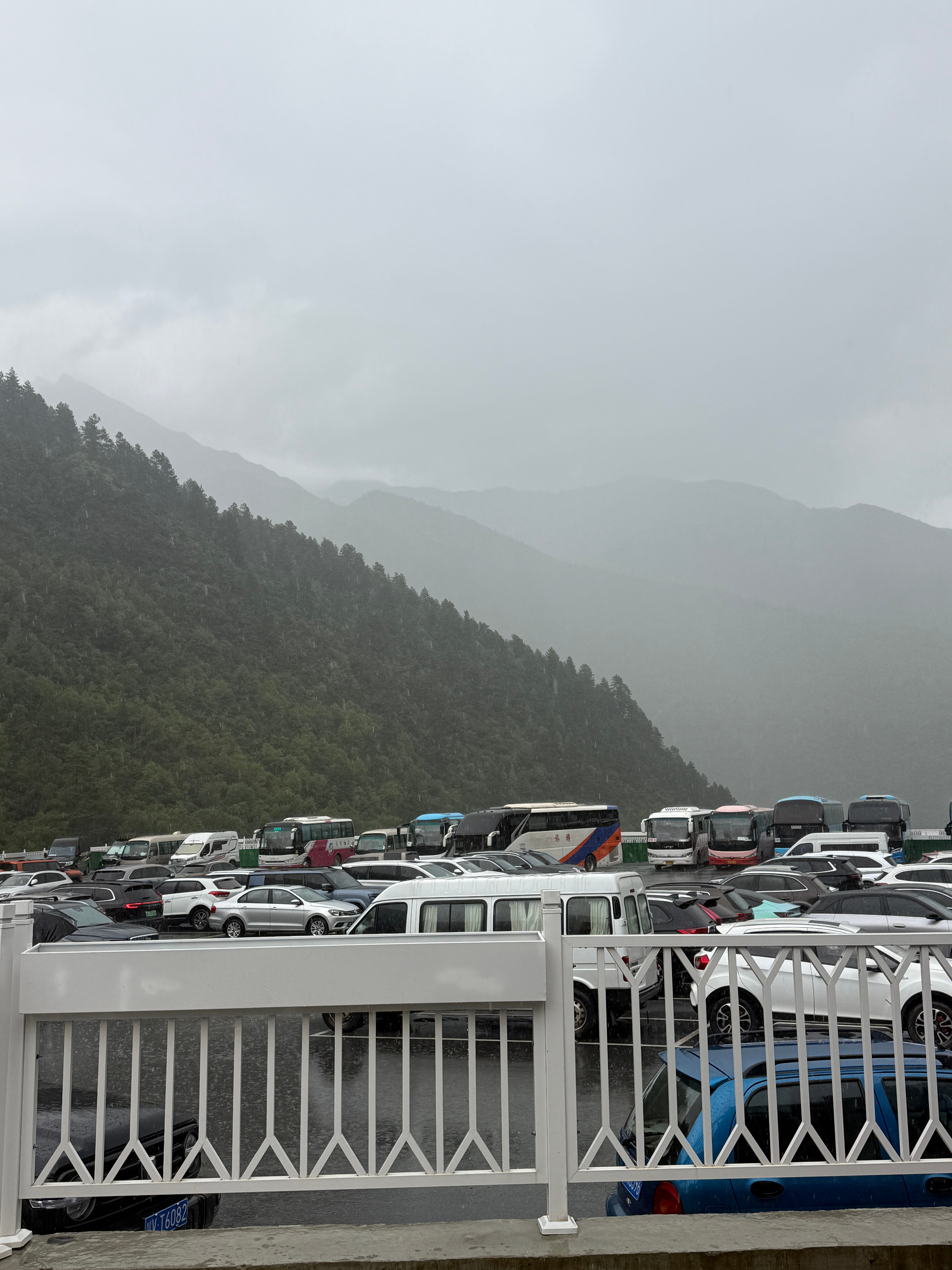 上一秒还是大太阳 下一秒就下雨了 