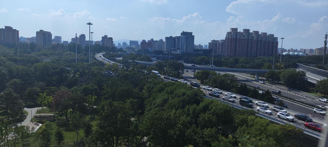 北京的夏天，蓝天白云绿树成荫，风景如画美不胜收