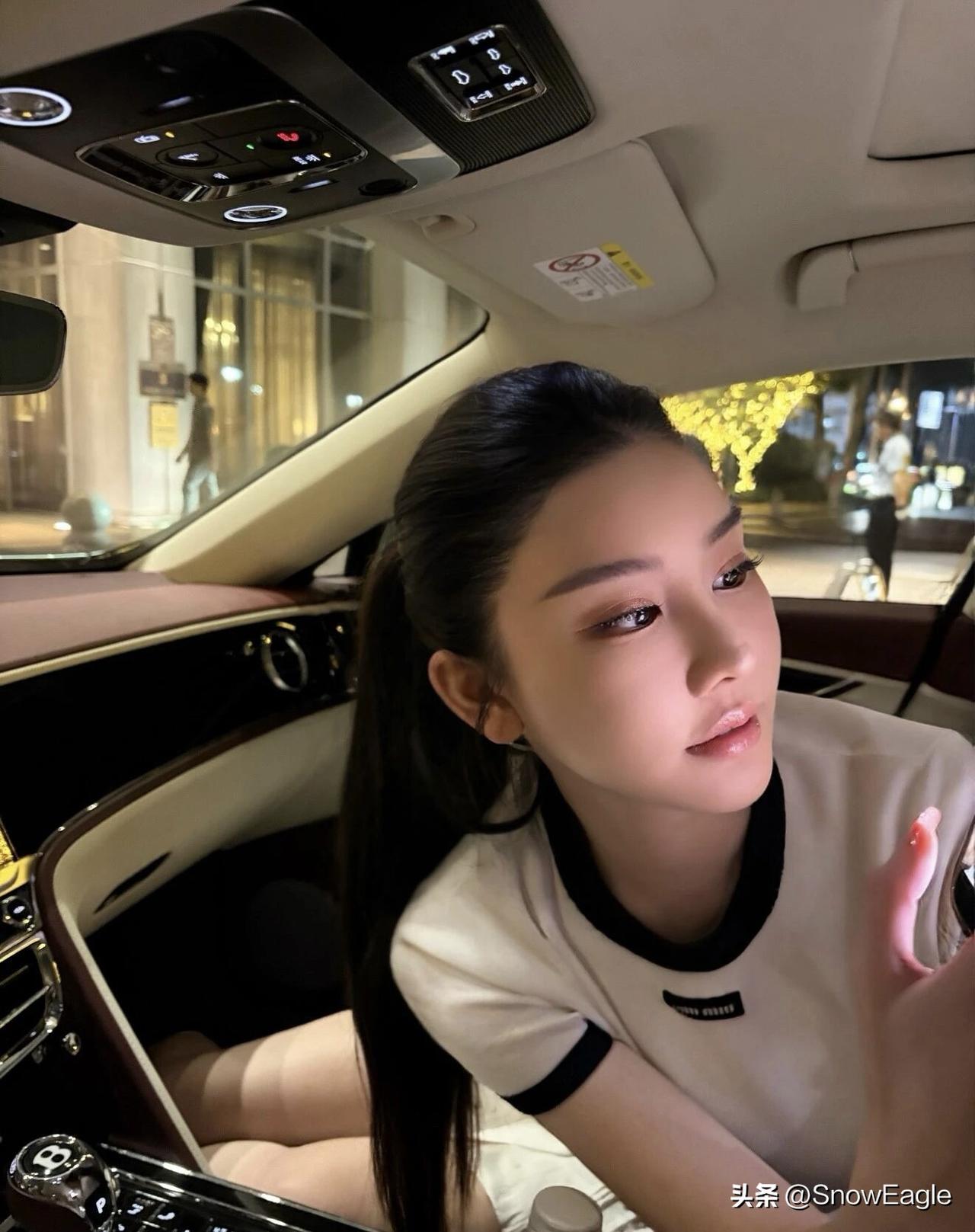 优雅白裙，甜美笑容，时尚街拍