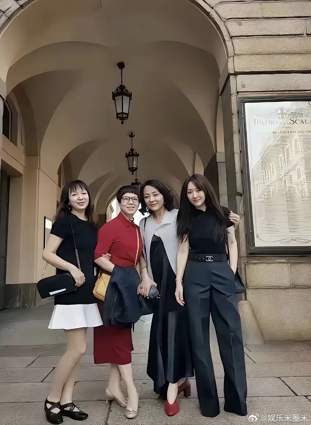 杨钰莹和闺蜜一起拍照，身材保养的那么风韵犹存，1.5几的个子看着也不矮。 