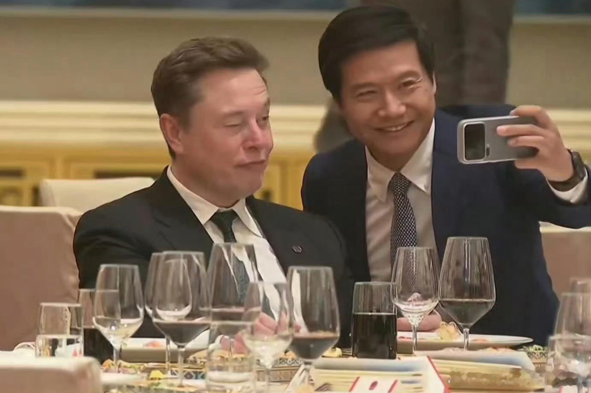 特朗普访华欢迎宴会雷总和马斯克合影，老开心了 