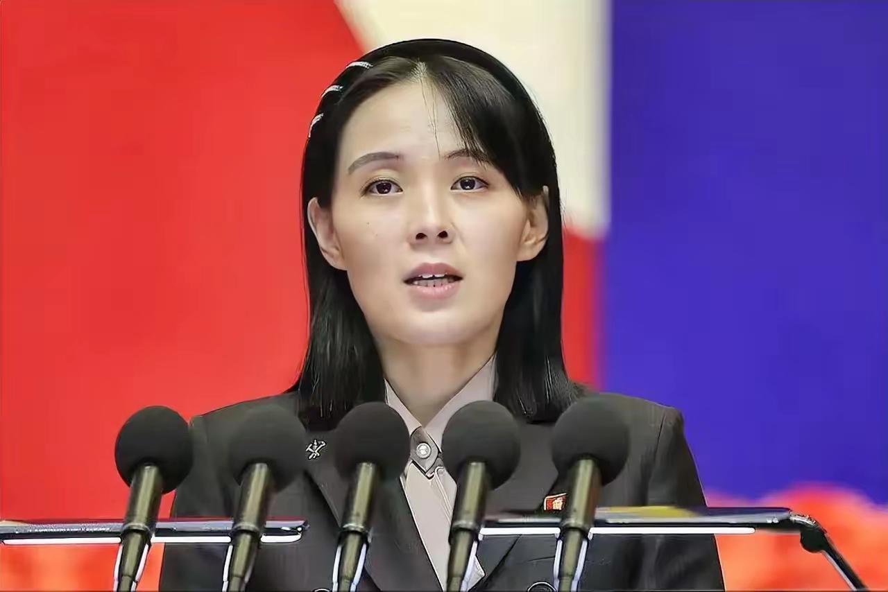 7月28日朝鲜领导人金与正突然发话了！她公开点名批评韩国总统李在明，痛斥他挂在嘴