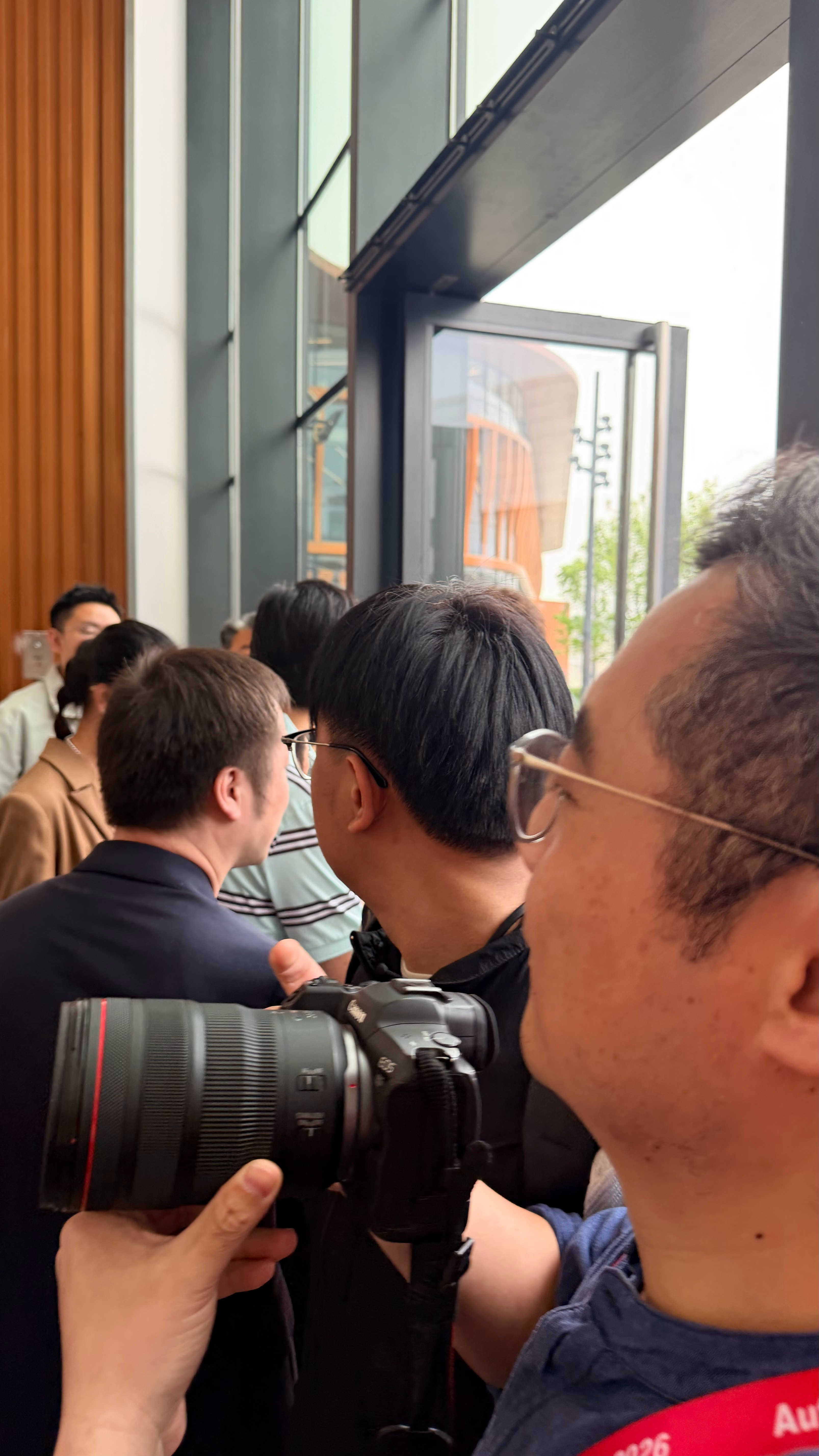 原来汽车总裁都是e人今天几次和雷总擦身而过，只拍到个脑袋，人气太旺了听说雷总到处