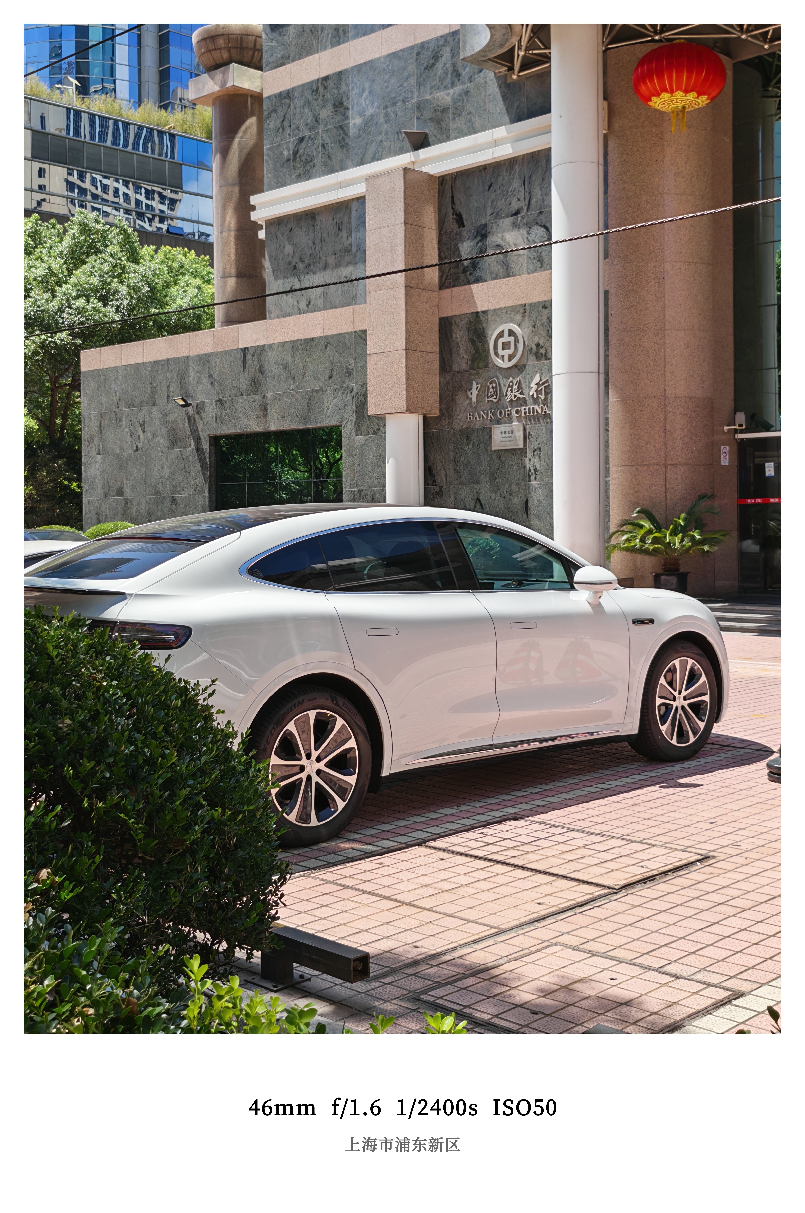 街头偶遇一辆纯白色智界R7这配色确实不多见～从侧后方看相当简洁优雅有点惊艳到了[