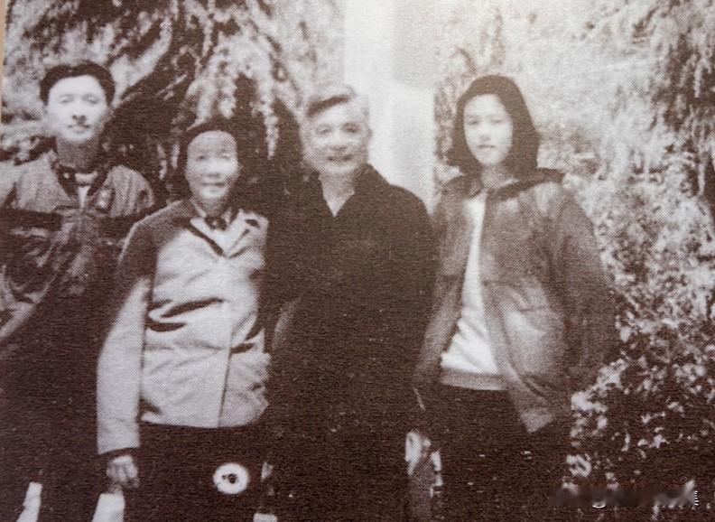 1986年，左起邓志平（邓稼先与许鹿希之子）、许鹿希（邓稼先妻子）、邓稼先、彭洁