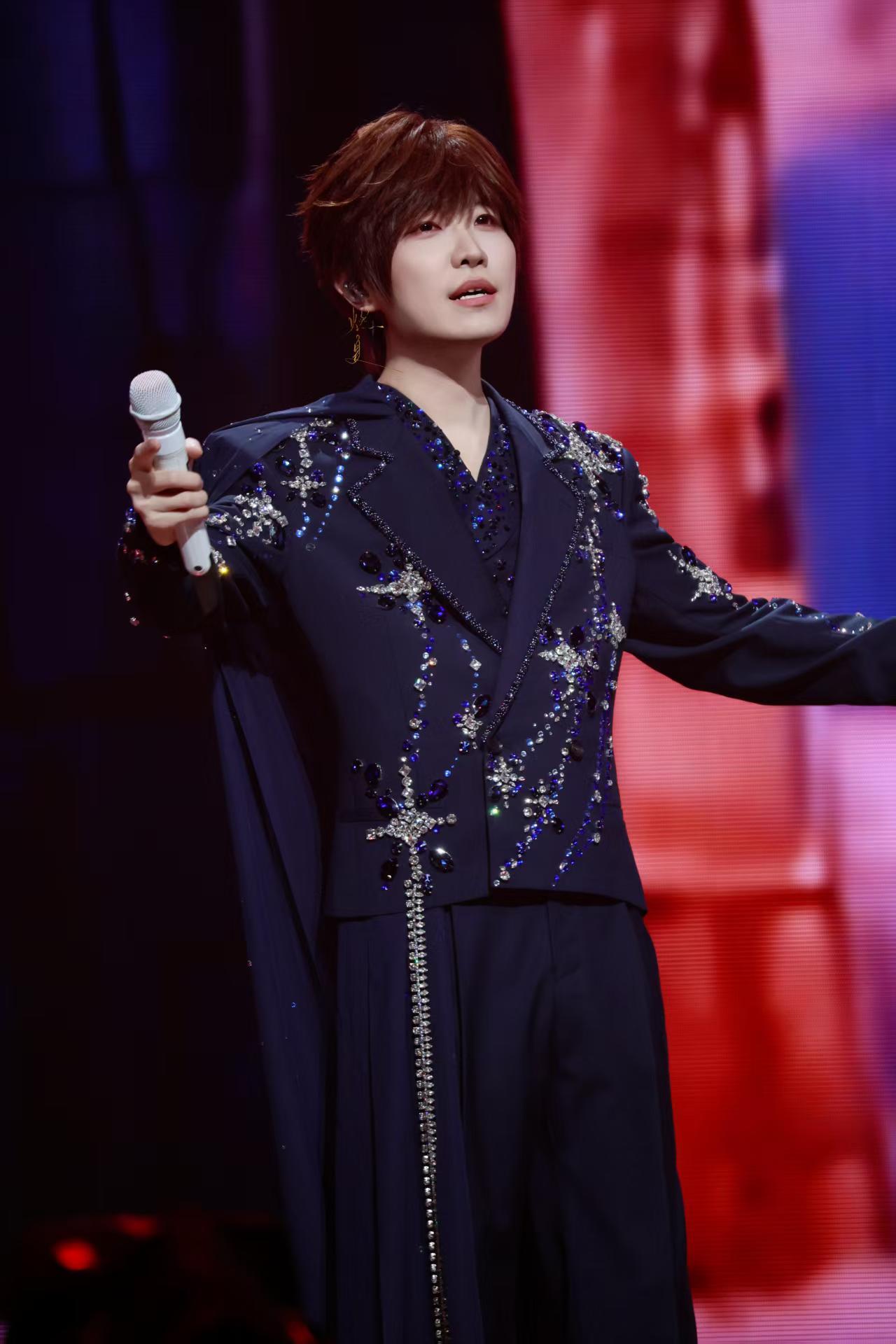 徐良送瓜子够粉丝嗑到过年徐良给粉丝送100袋瓜子徐良演唱会的尽头是年货抽奖，10
