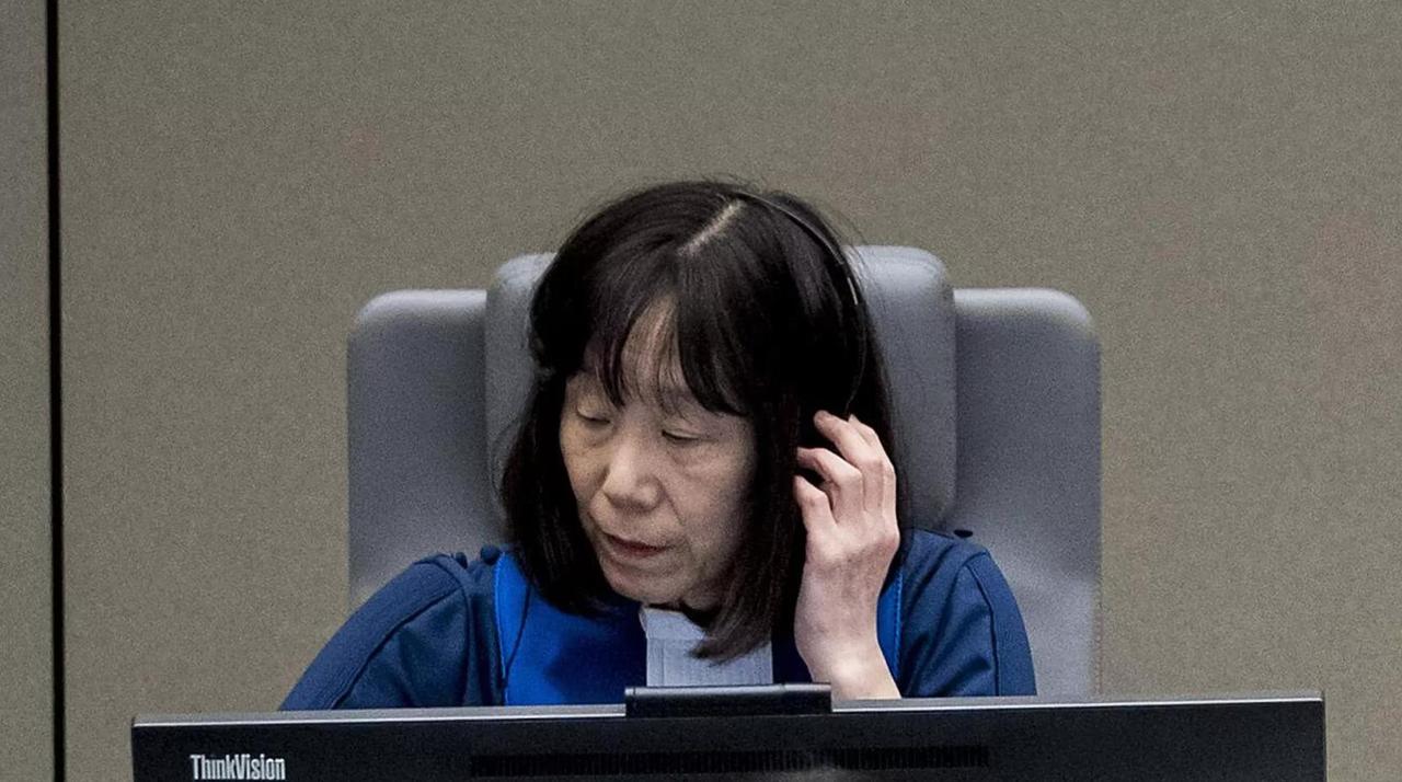 你敢相信吗？一个69岁的日本女法官，三年前亲手签下了普京的逮捕令，俄罗斯把她全球