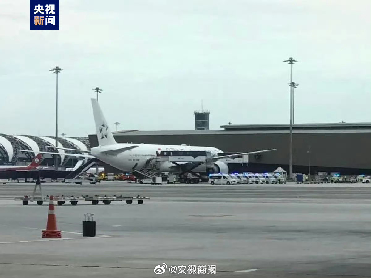 【#新航客机死亡上升至2人#】当地时间21日，新加坡航空一客机在从英国希思罗机场