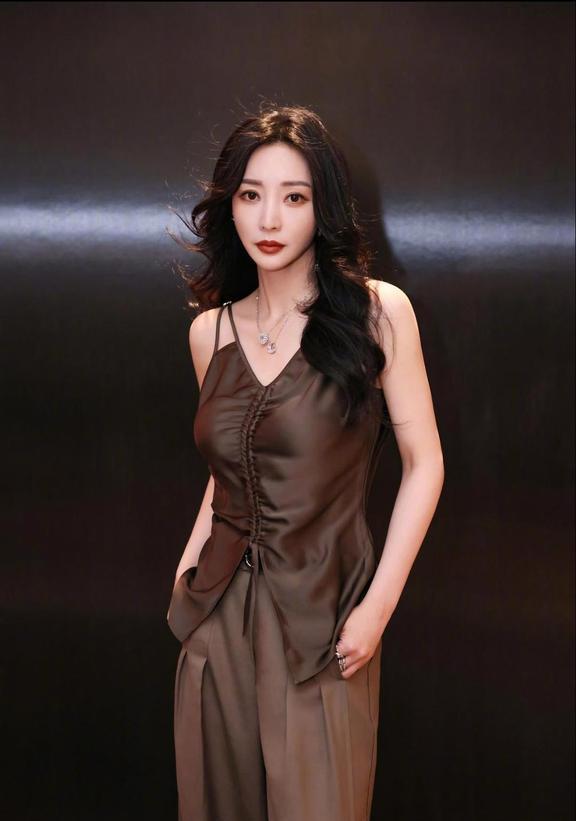 1. 景甜目前的处境比较复杂。网传她与孙宇晨之间的官司如果胜诉，后续影响或许相对