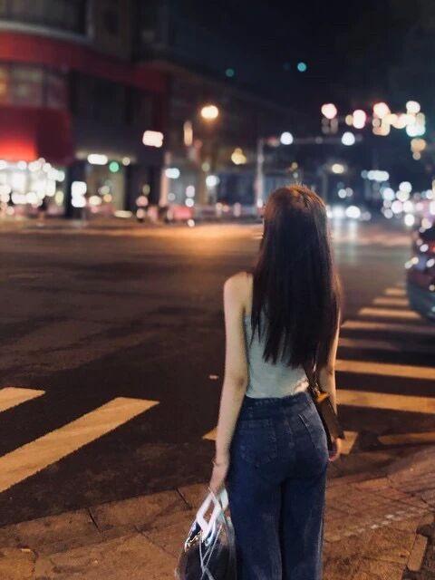 夜晚街头的独行者，灯火阑珊处，心事如繁星。