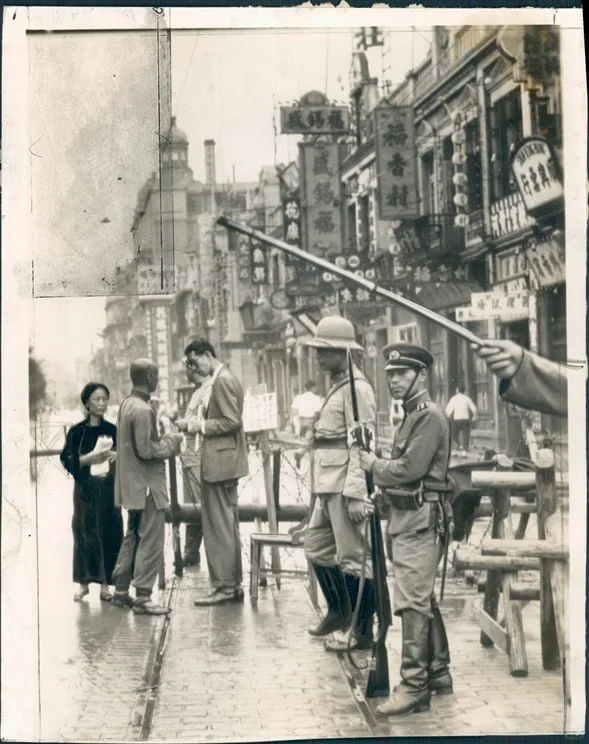 1939年，天津日租界与法租界边界上的两国士兵。