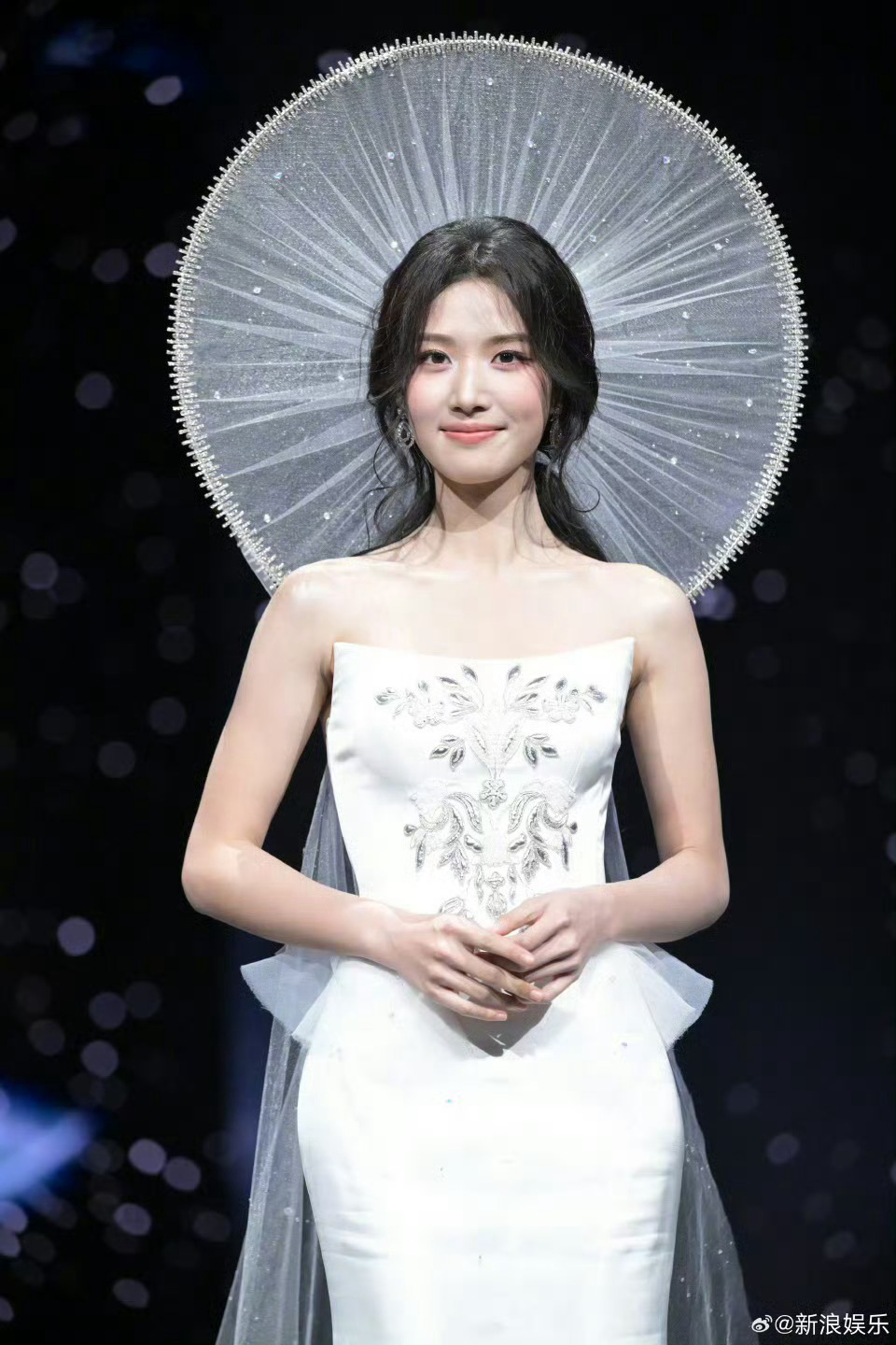 卢昱晓顶个光圈就来了 微博之夜的红毯上面卢昱晓顶个光圈就来了，太有仙气感了，纯白