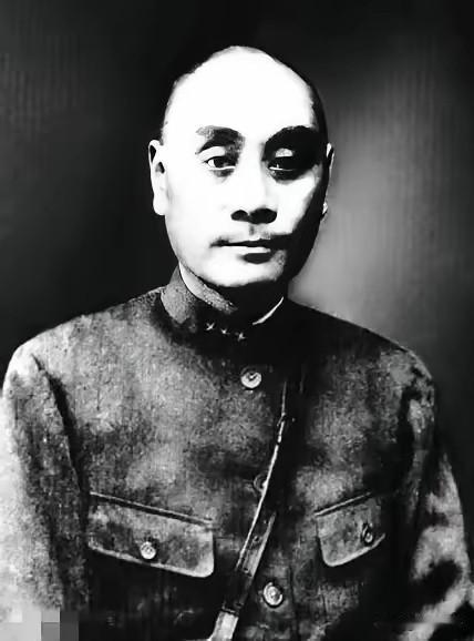 1935年，刘湘当上四川省主席后，妻子周氏觉得自己长得不好看，想让他讨个才貌双全