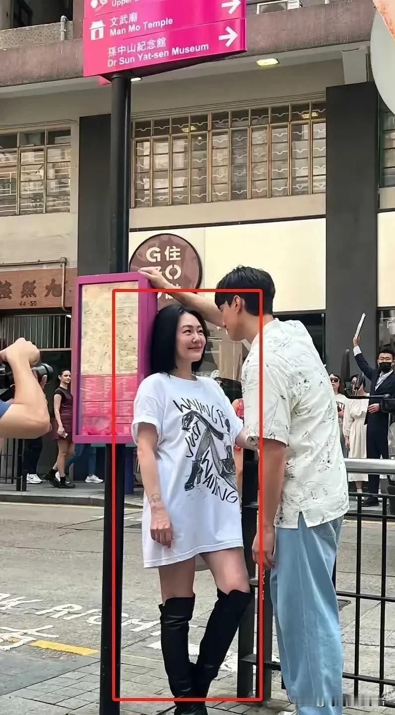 小S的街拍真让人大跌眼镜。这哪里像女主角，这明明就是四五十岁的老大妈呀。可惜了一