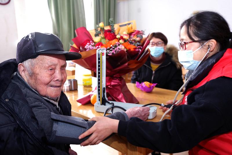 浙江慈溪的107岁“冻龄奶奶”火了！和大家印象中步履蹒跚、病痛缠身的百岁老人不同