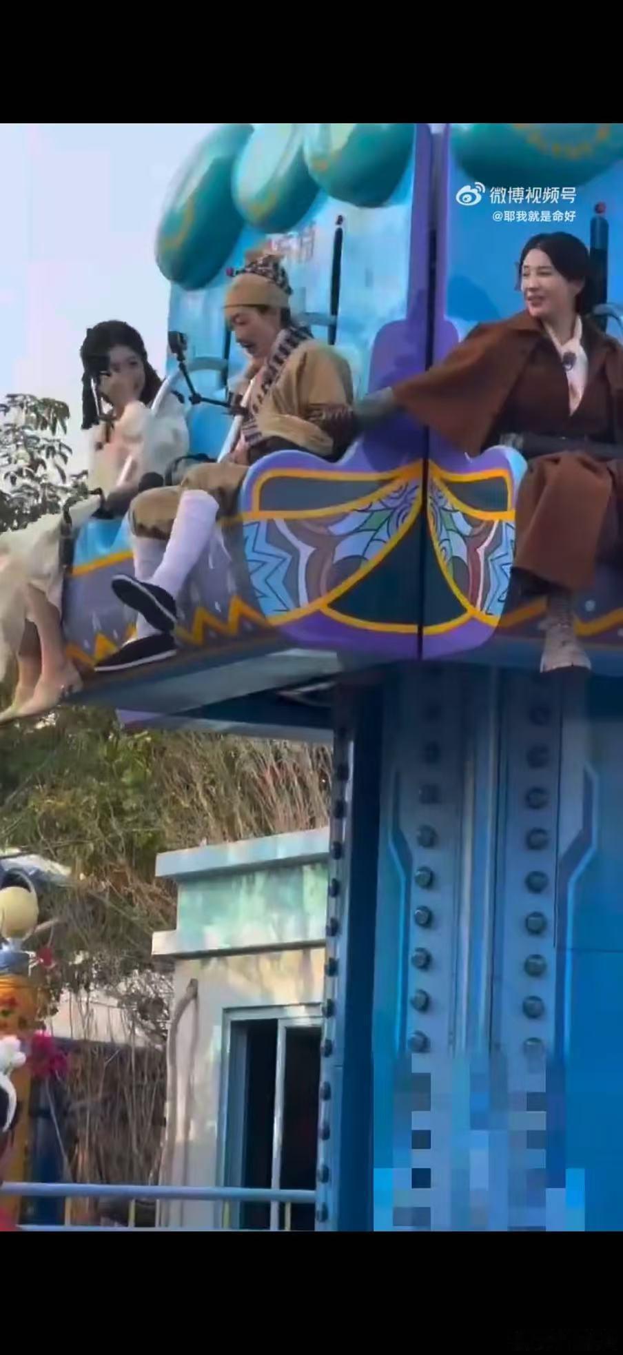 周冬雨 别让影后干这个周五晚高疯哇塞，周冬雨玩跳楼机cos欧阳锋，尖叫与口号齐飞