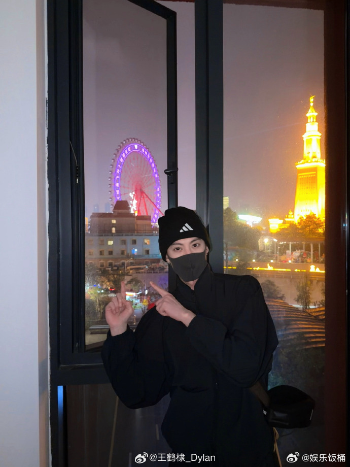 王鹤棣被问选安全感还是新鲜感时王鹤棣鞠躬说拜拜王鹤棣被问选安全感还是新鲜感时，选