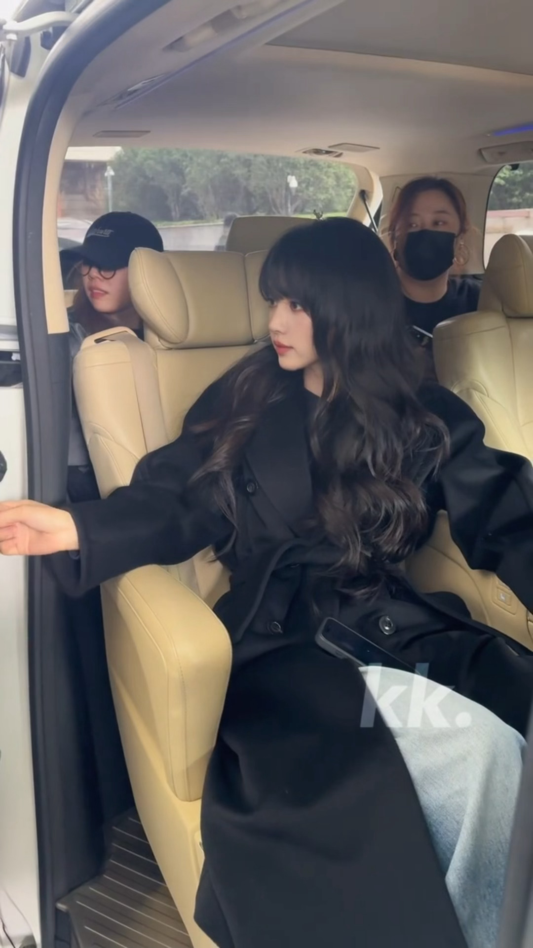 细微美成啥了，闪耀红毯吧vv姐[流鼻血][流鼻血]田曦薇卷发黑大衣 田曦薇vog