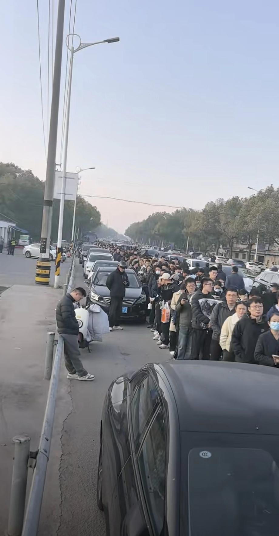 张雪峰老师的送别仪式今天早上7点在苏州殡仪馆举行，从现场的情况看，大量群众自发性