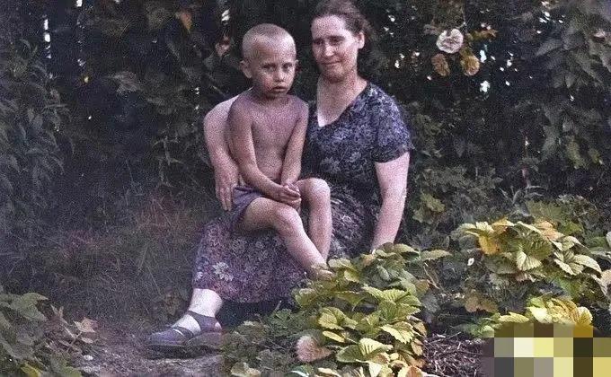 童年的普京和母亲一起在花园里享受宁静时刻，生活如此美好。普京从小很听话，在妈妈的