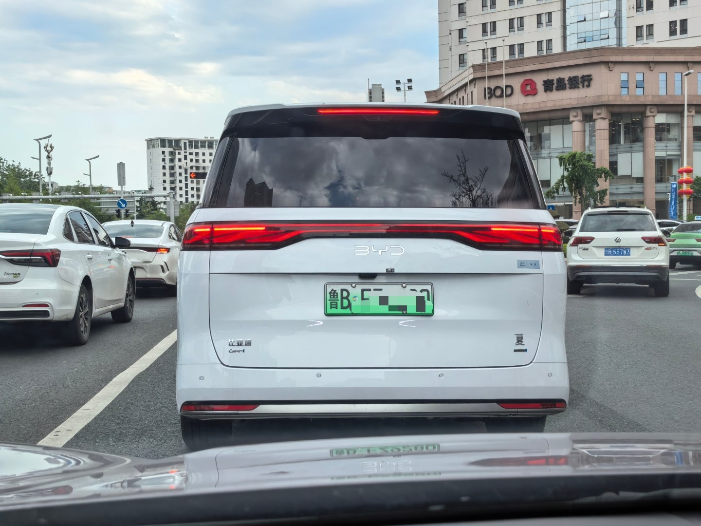 第一次在路上看到比亚迪夏，还挺好看。 ​​​