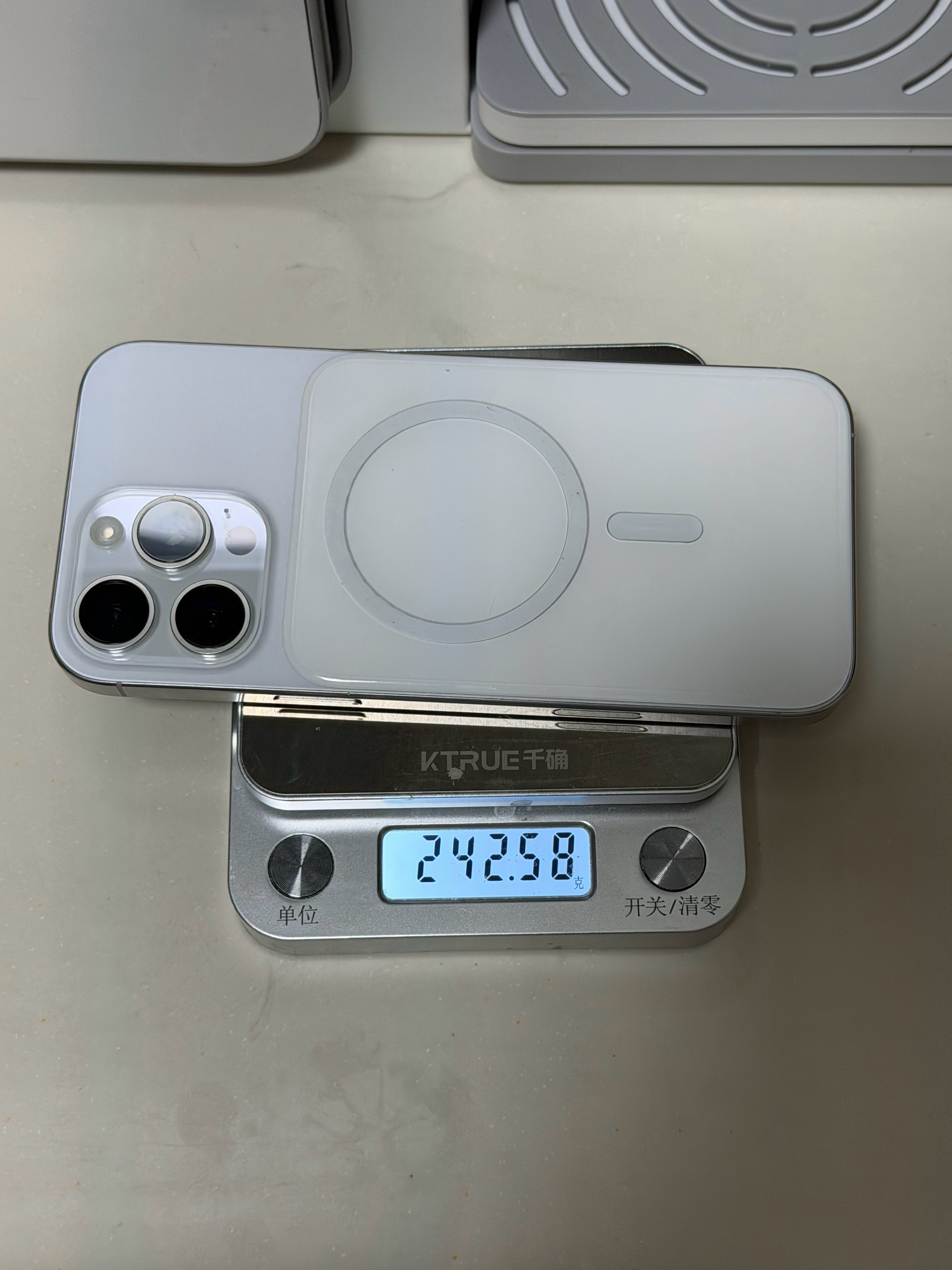 我之前用的 iPhone16ProMax，只贴了个平嵌磁贴和 PET AR 膜，