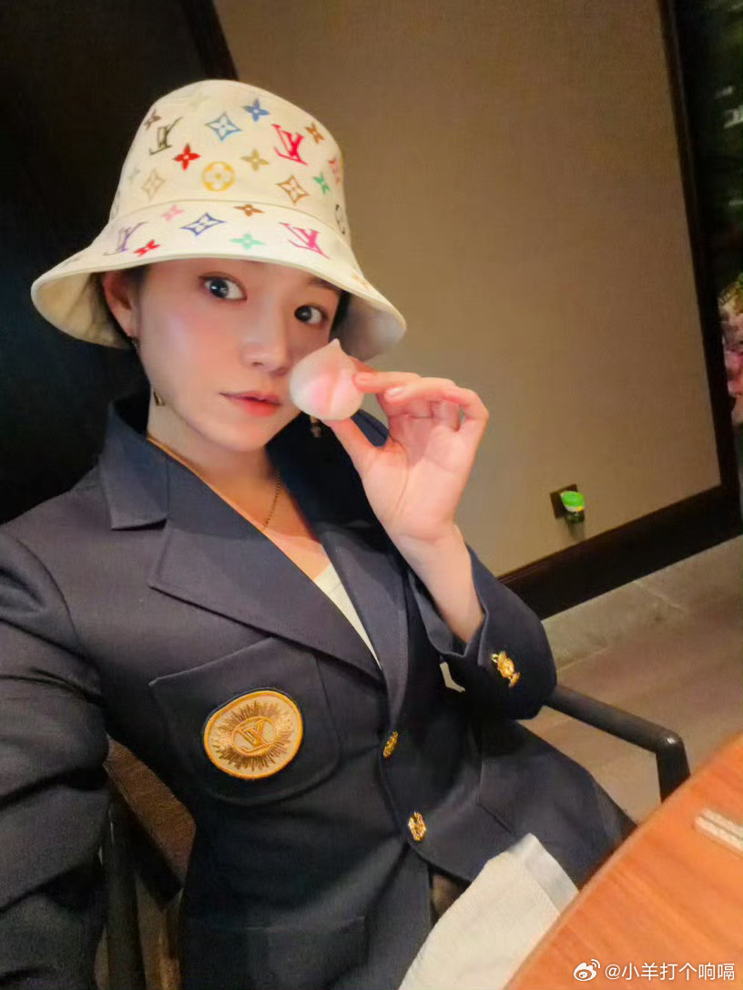 陈妍希葛优躺下班进门直接学陈妍希葛优躺，鞋都没换。累了一天，瘫在沙发上那几分钟，