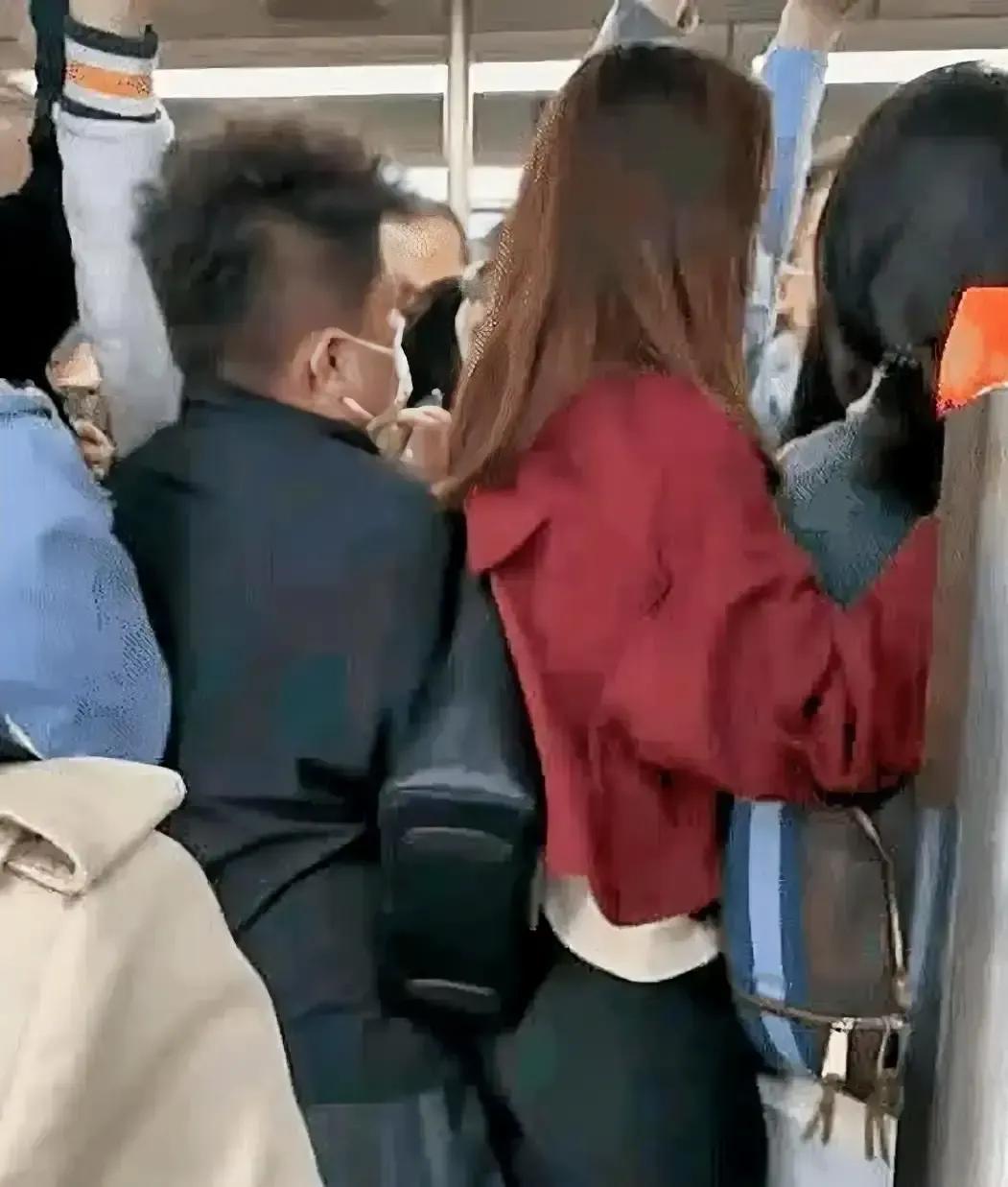 今早七点四十地铁门要合拢，大姐灰包还卡在外头。我挤在旁边眼看红灯闪，心跳跟着提速