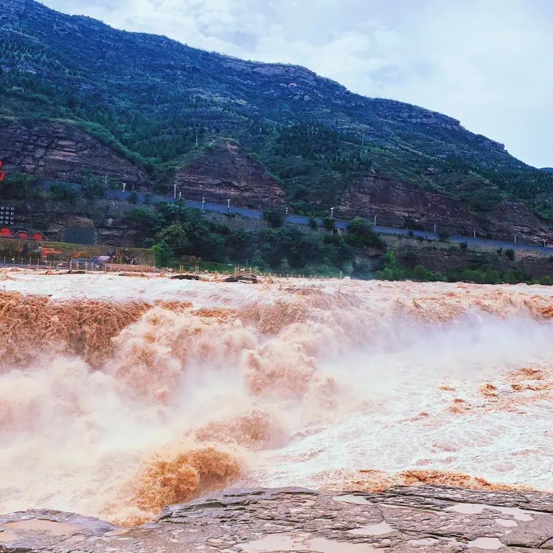 男子在壶口瀑布外拍视频喊了句：“门口要钱，一人100”竟被景区投诉侵犯名誉权？山