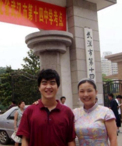 1988年，武汉女教师在医院生下一个小男孩。谁知，丈夫突然在她耳边说：“老婆，把