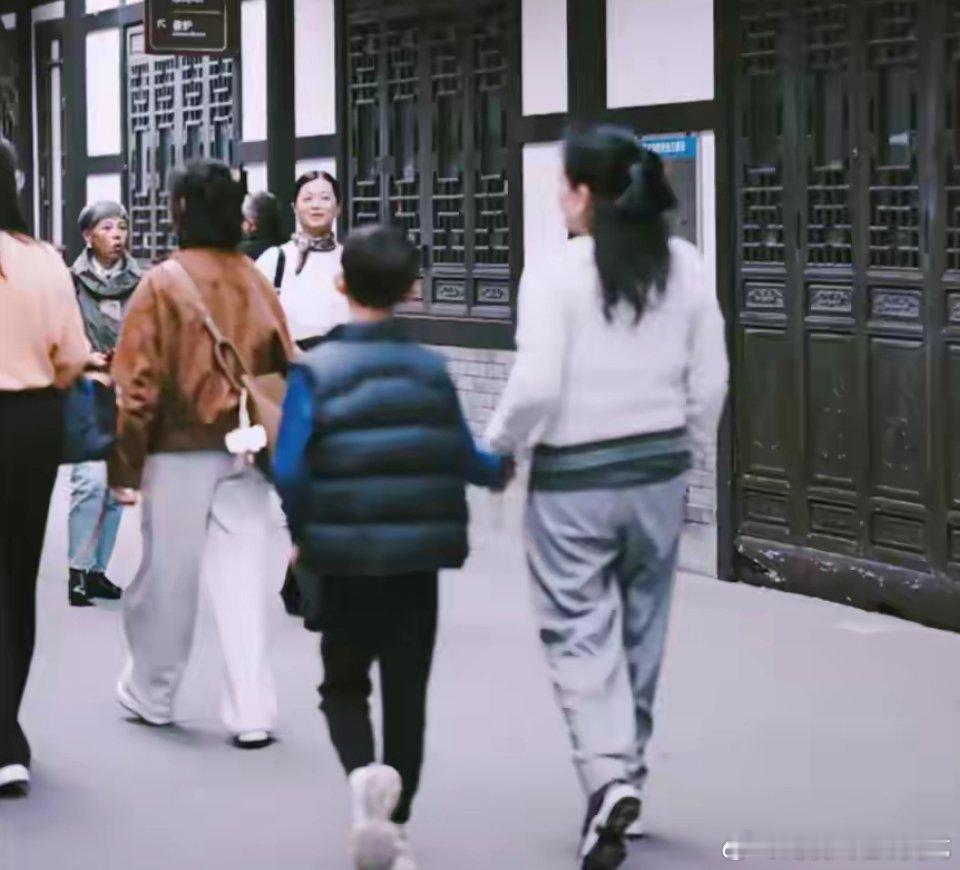 偶遇张兰和小玥儿手牵手逛公园张兰跟小箖箖手牵手，小玥儿背影像极了大S，活泼可爱霖