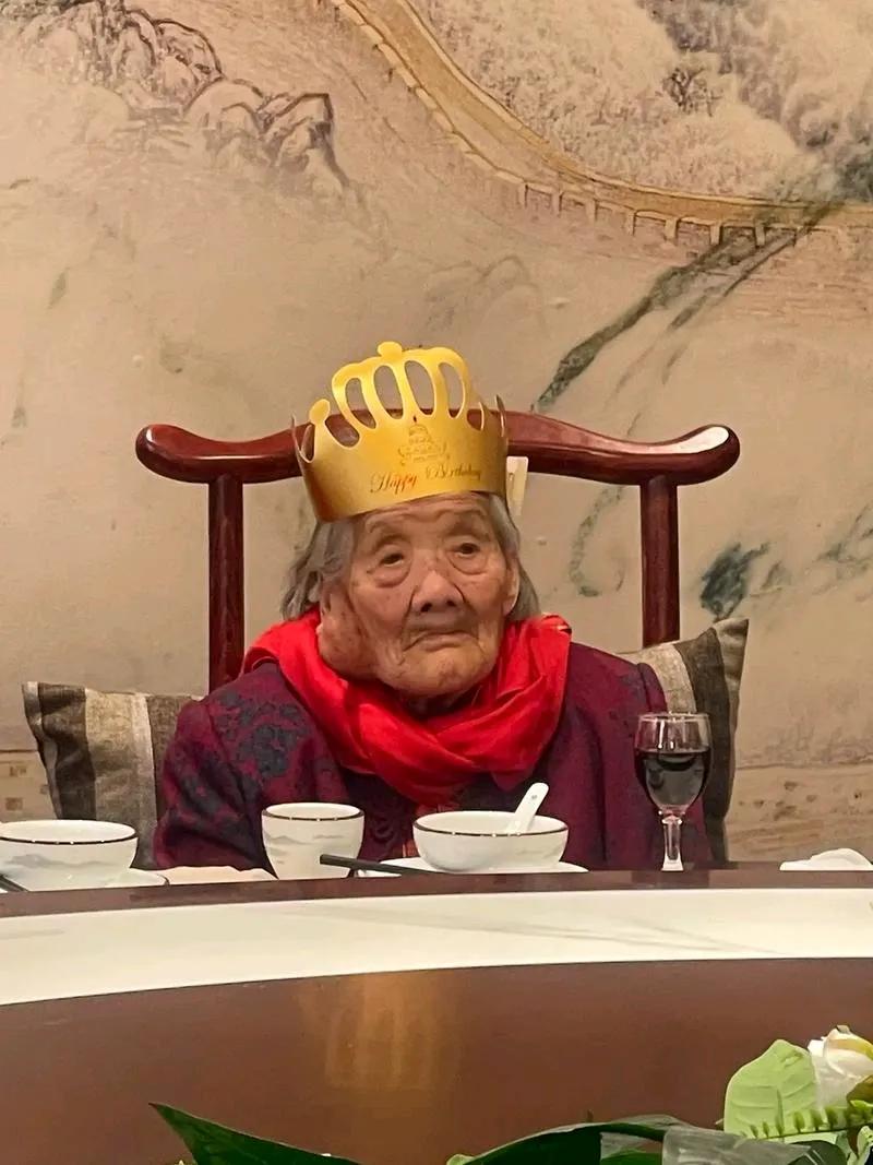 浙江温州永嘉黄田街道江边村，今年101岁的陈阿菊老人把目子过成了“小年轻”的模样