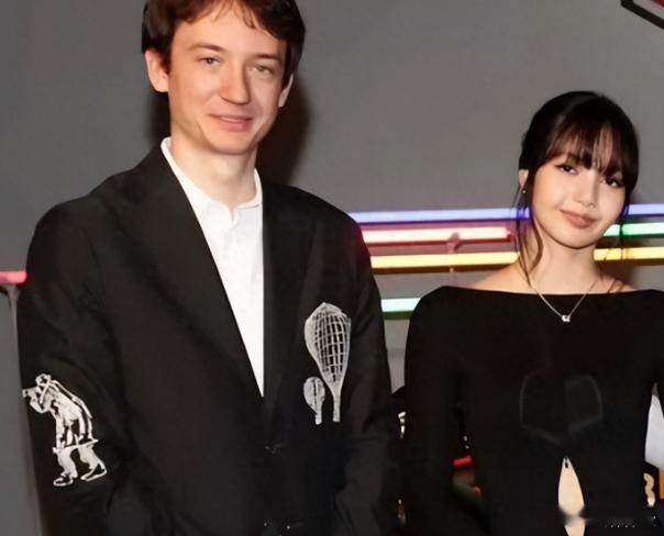 Lisa或将与三公子共度圣诞 12月24日，多位网友在巴黎街头偶遇Lisa与三公