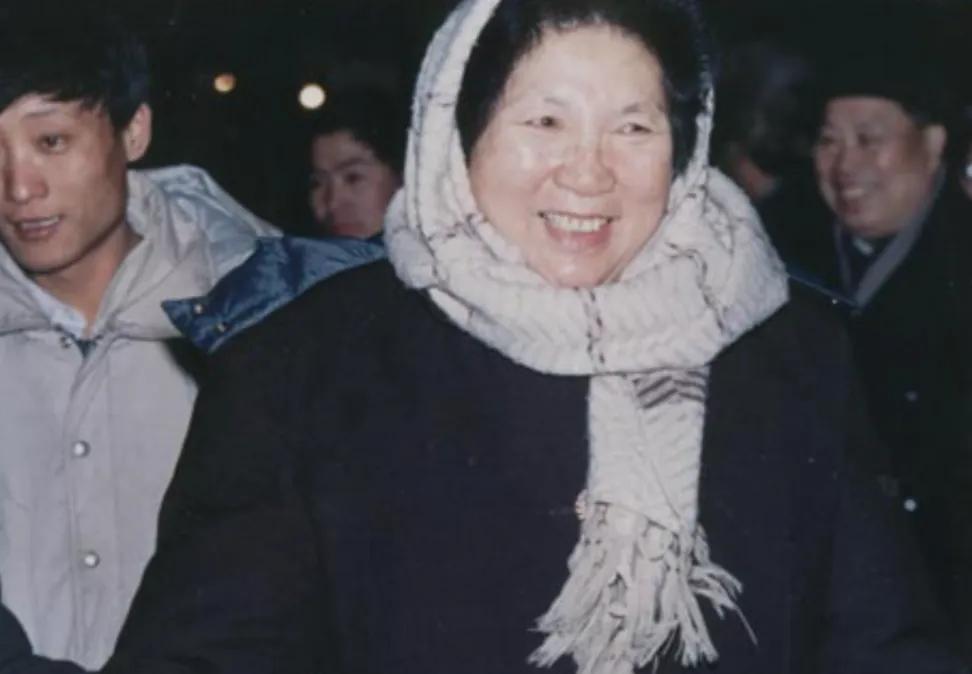 陈慕华：国民党少将之女，同时也是八路军首位女参谋，新中国成立后，是第二任国务院女