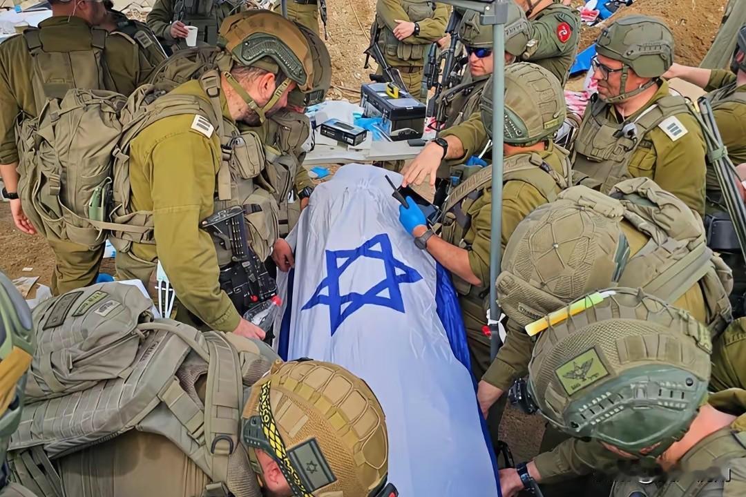 遗体在加沙的废墟中被寻回，一个二十四岁的生命，终于可以回家了。以色列的“大规模行