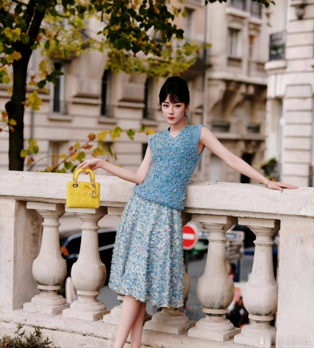 热巴娜扎 新疆双美闪耀巴黎迪丽热巴和古力娜扎这两位新疆美女，在巴黎时装周上都美得