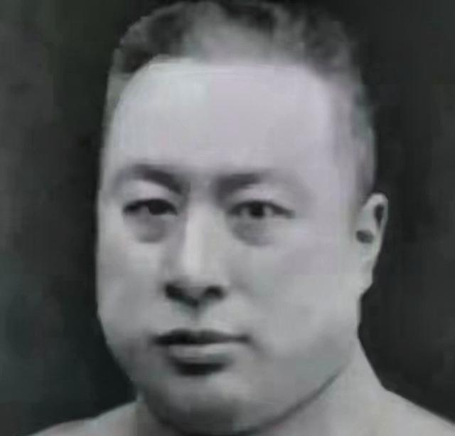 1931年，日军逼近齐齐哈尔，40岁的少将谢珂下令打开仓库取出99挺机枪抗日，有