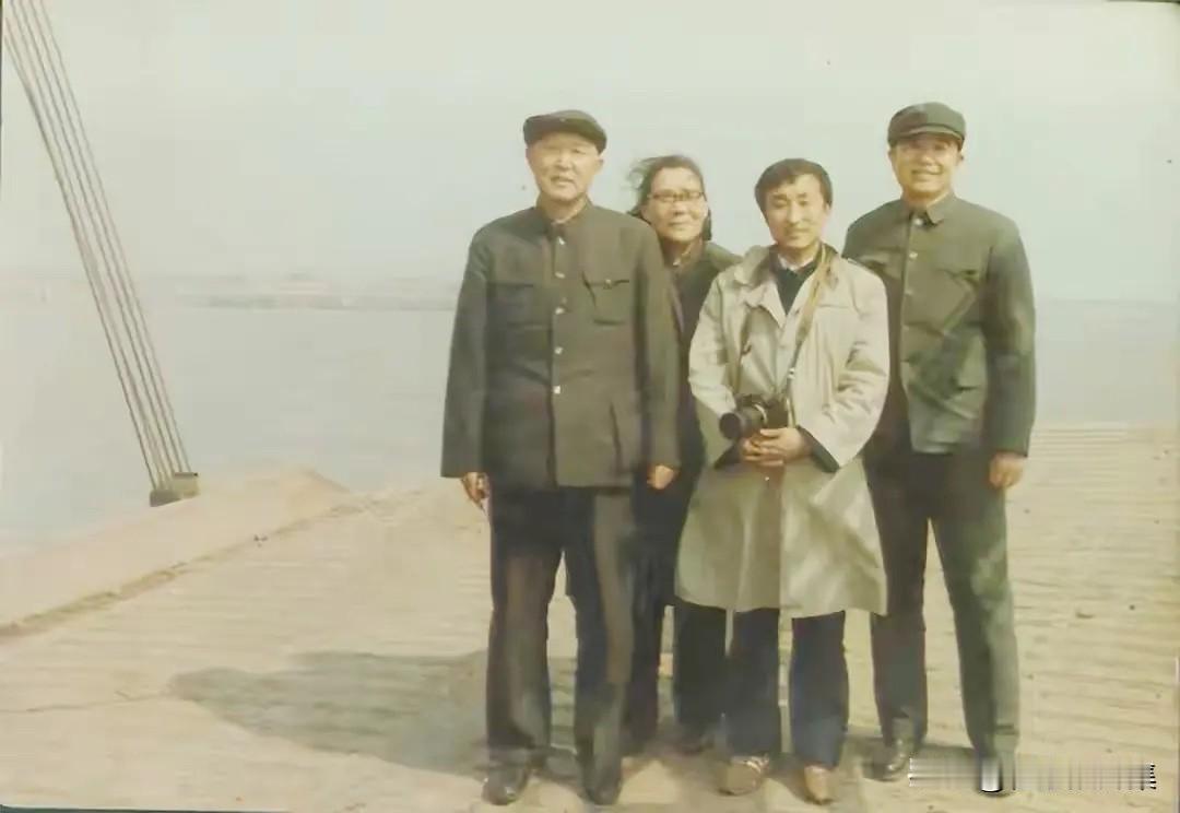 1985年2月14日，北京军区政委，原北京卫戍区司令员傅崇碧将军（左一）与夫人黎