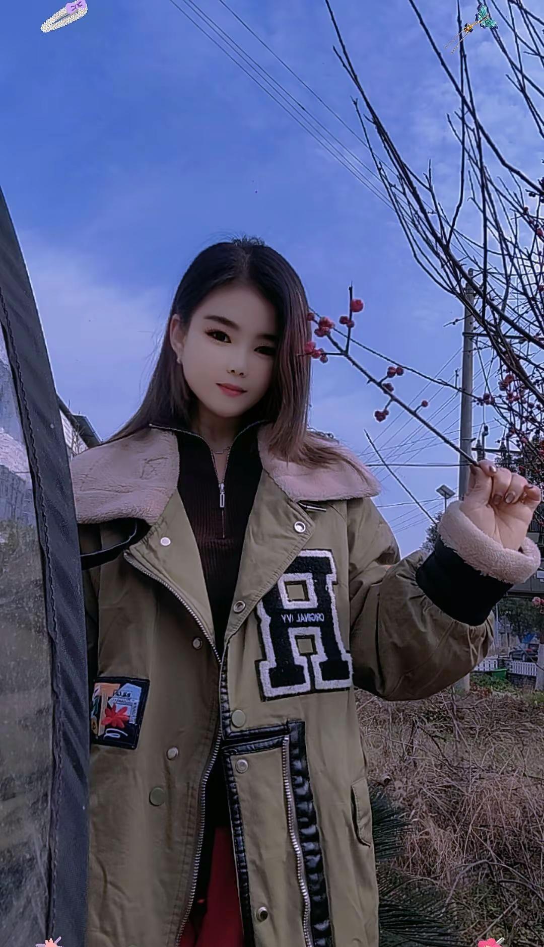 静静的听一首好听的歌，就这样老了，不在讨好谁，也不在勉强谁，安安静静过日子，简简