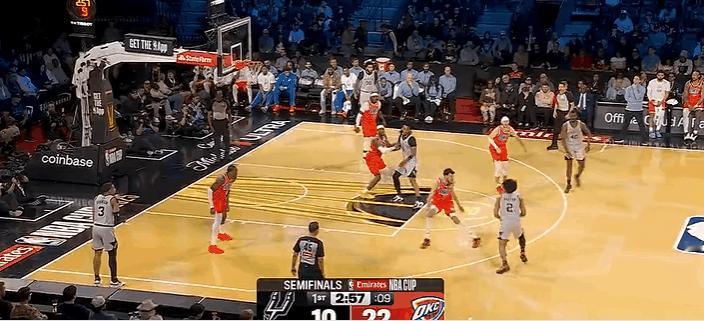 尴尬！半决赛首节马刺三分12中0！
在今天NBA季中锦标赛半决赛马刺对阵雷霆的第