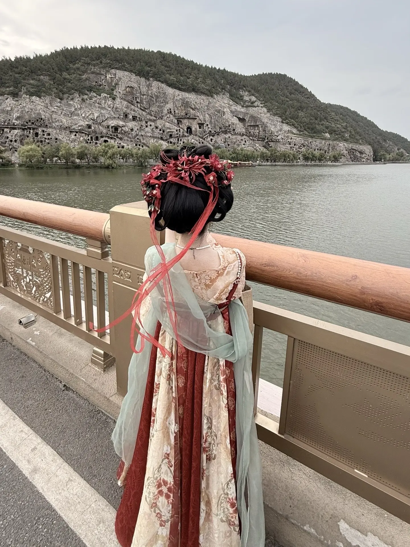 “山之高 月初小 月之小 何皎皎”
